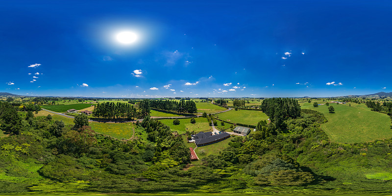 球形(360度)等矩形全景，在绿色农田附近皮龙吉亚山在新西兰怀卡托地区