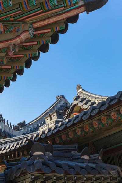 韩国传统宫廷屋顶和蓝天