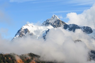 秋天，云扫过舒山山面在喀斯喀特山脉，华盛顿-美国