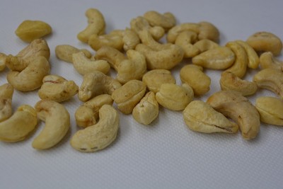 美味和健康的绿色开心果树坚果，devver水果，开心果位于一个白色哑光背景。