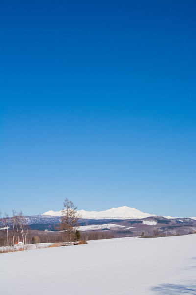 积雪残留的高地和雪山