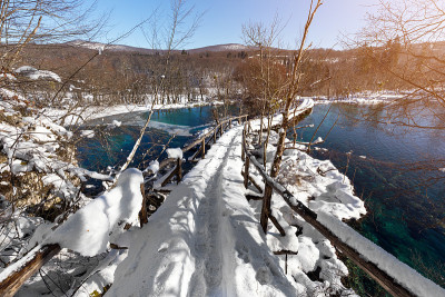 冬季，欧洲克罗地亚Plitvice湖上的雪道