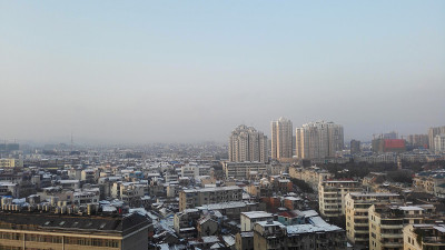 2015年冬末，中国浙江省义乌市屋顶上的景色。