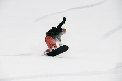 活跃的年轻人在斜坡上滑雪。