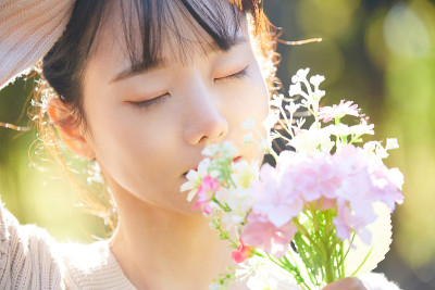 一个年轻的亚洲妇女在户外的自然肖像