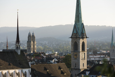 俯瞰苏黎世老城全景，Grossmunster大教堂和Predigerkirche