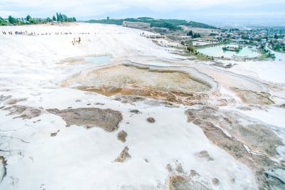 白色石灰华池和露台的全景