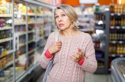 参观超市食品部的妇女