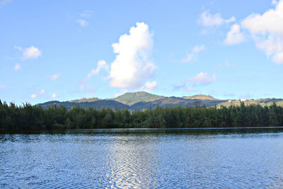 素肃湖和远处的塔波潮山