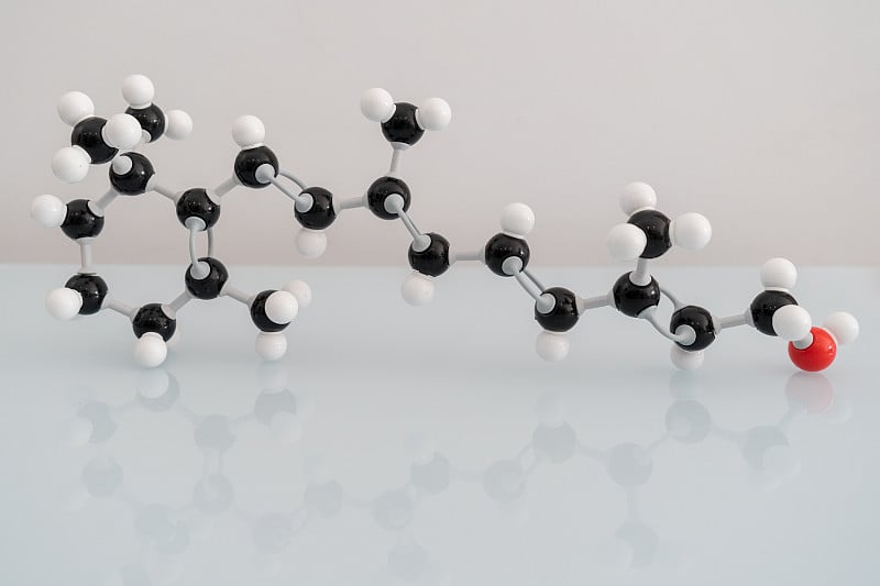 利用白底反射分子模型制备分离的维生素A。含彩色原子和化学键的视黄醇化学式