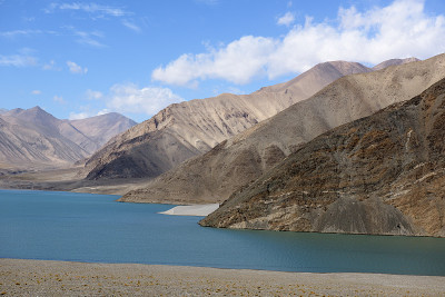 卡拉库尔湖周围的风景