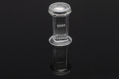 薄层色谱分离室用于铝板和毛细管。黑色背景上的薄层色谱设备。