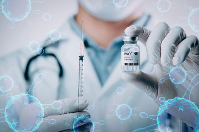 接种新型冠状病毒SARS-CoV-2疫苗。医生持有冠状病毒疫苗和预防COVID-19感染的注射器。“