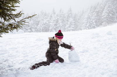 孩子做雪人