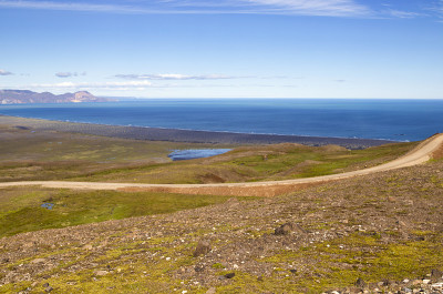 美丽的海岸线景观。冰岛东部Borgarfjordur Eystri。从山顶俯瞰大西洋。