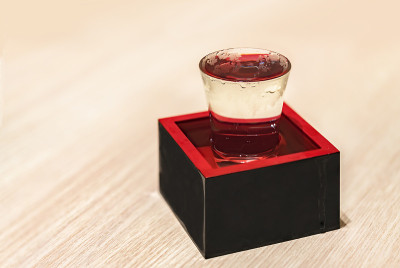 日本米酒，装在清酒玻璃杯里，装在漆木masu盒子里。