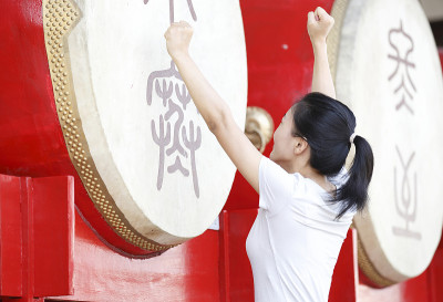 女游客鼓楼，西安，中国