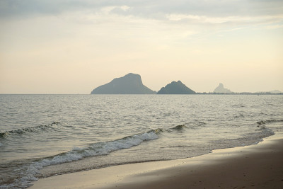 泰国Kuiburi美丽宁静的海滩和安静的海浪