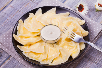 Varenyky, vareniki, pierogi, pyrohy或饺子，馅料是甜茅屋奶酪(农民
