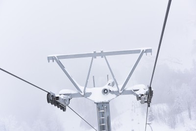 在山上滑雪缆车系统的近景