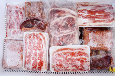 从上往下看，红肉包装堆栈在一个盒子