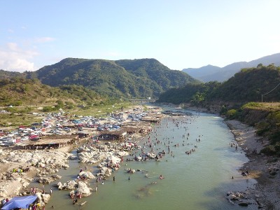 观景区有人们在帕帕加约河、岩石和山脉中玩耍