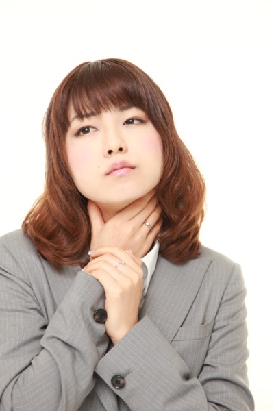 喉咙痛的年轻日本女商人