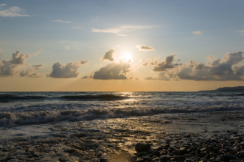 惊人的海上日落，太阳，海浪，云彩