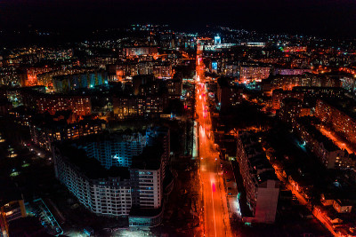 伊万诺-弗兰基夫斯克市的夜航全景图，明亮的灯光从汽车和城市的夜晚照明。
