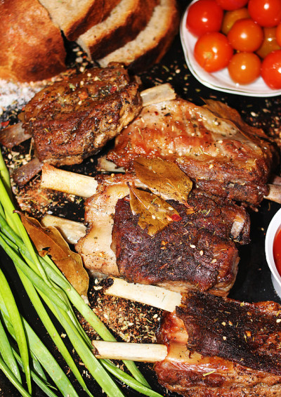 用香料炸骨头上的肉