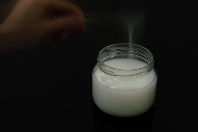 幽灵拿着勺子在一罐乳香胶上面