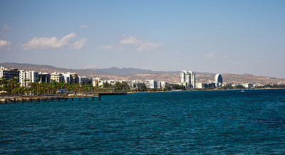 从利马索尔滨海的城市海岸线的风景，塞浦路斯