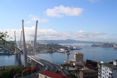 连接岸边