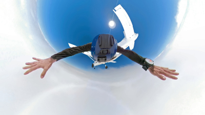 头盔上装有摄像头的高空跳伞者的360度自拍照