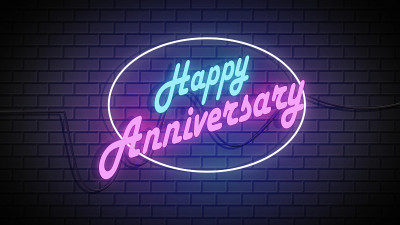 祝你结婚周年快乐，墙上挂着霓虹灯