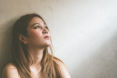 悲伤的女人独自坐着感觉不好。
