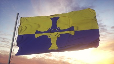 英国达勒姆郡旗，随风飘扬，天空和阳光为背景。三维渲染