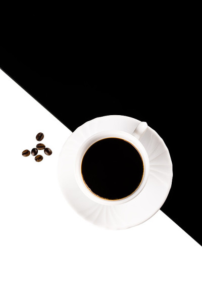 白色和黑色的咖啡杯
