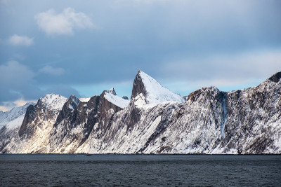 雪山雪峰在海洋