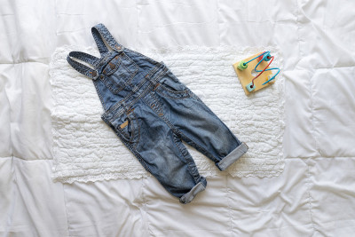 白色背景上有玩具的婴儿衣服