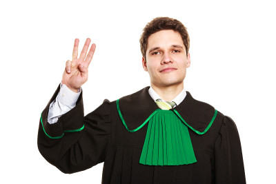 男律师举手示意。