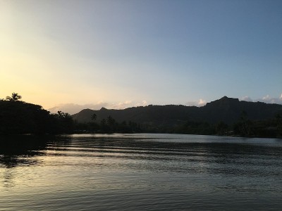 夏威夷考艾岛卡帕的怀卢阿河上冬天的日落。