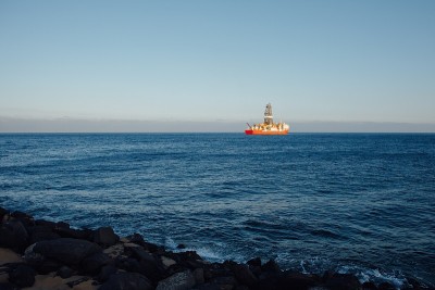 海上油气钻探船，蓝海背景