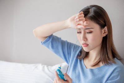 女人发烧和头痛
