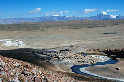 楚国的村庄和蜿蜒的河流在冈拉斯山的背景景色中