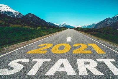 2021年新年旅行和未来愿景的概念。