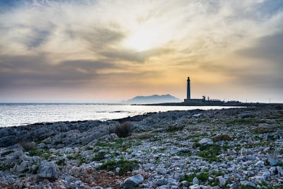 美丽的蓬索蒂尔灯塔日落海景，Favignana, Aegadian群岛，意大利西西里岛