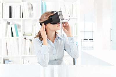 戴着虚拟现实眼镜的女人。虚拟现实眼镜。360度。在办公室