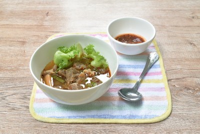 辣牛肉配罗望子和泰国香草汤