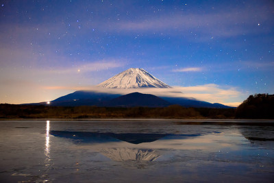 富士山在冰冻的湖面上的倒映影像